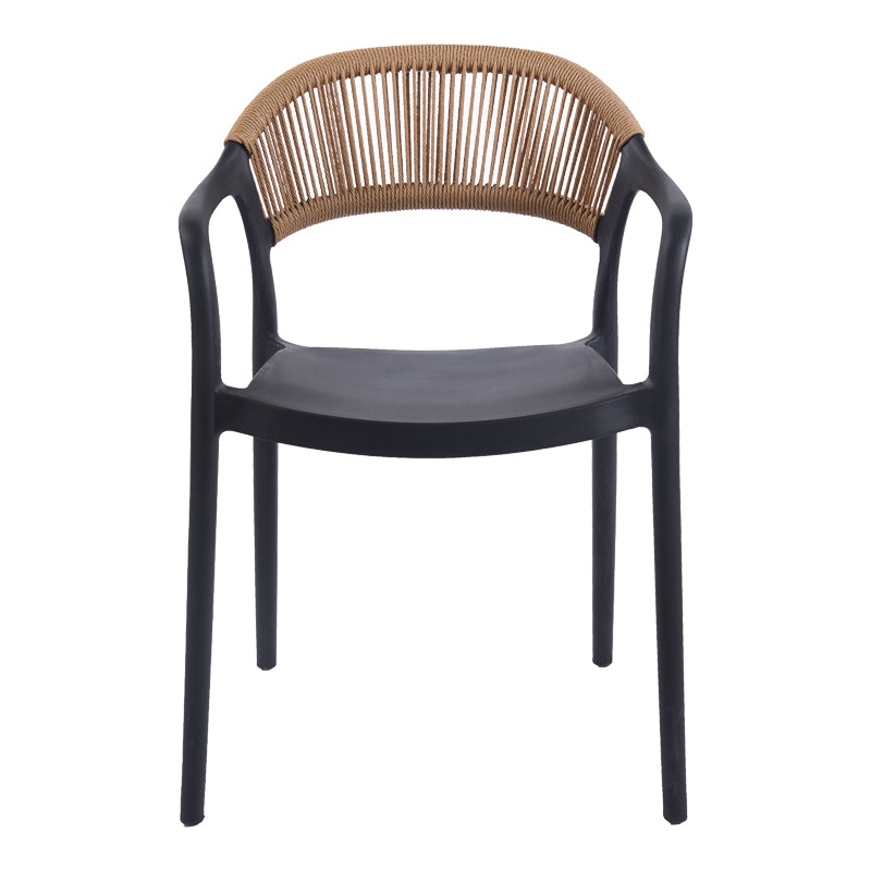 Модерна лоунџ фотелја Stackable Armchair Vedane во длабока мат црна боја со ергономски потпирач во природен натур PE ратан декор и стакабилна структура што штеди простор
