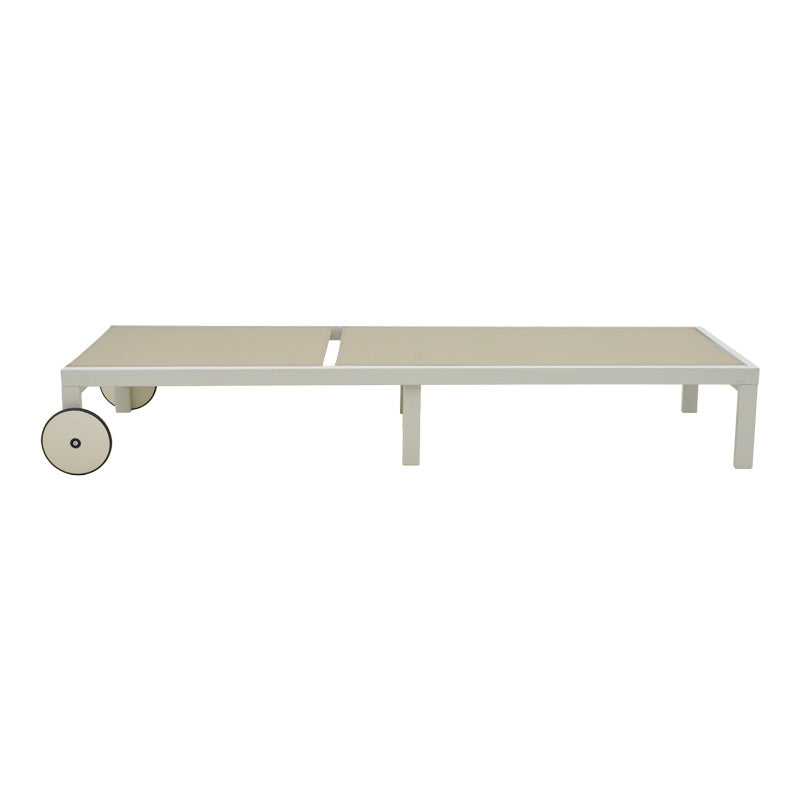 Елегантна бела алуминиумска лежалка Baseim со беж платно за плажа и базен