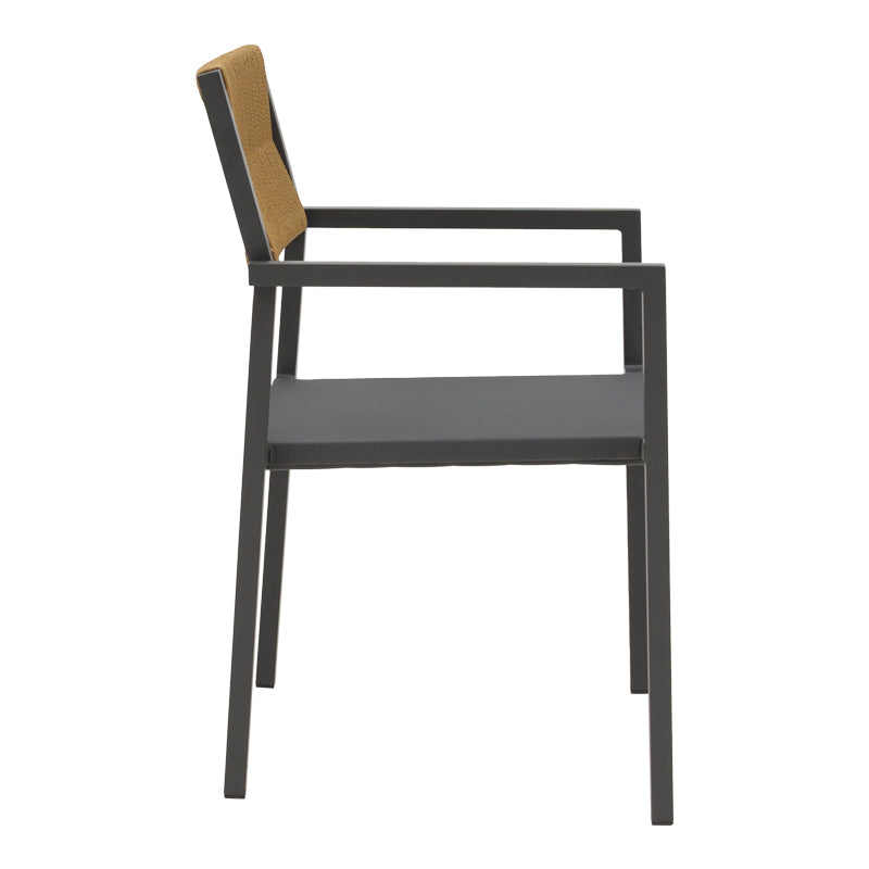 Модерна, естетска и уникатна лоунџ фотелја Aluminum armchair Jarrah со цврста антрацит алуминиумска рамка и густо ткаена Textilene површина во топла нијанса на природен ратан