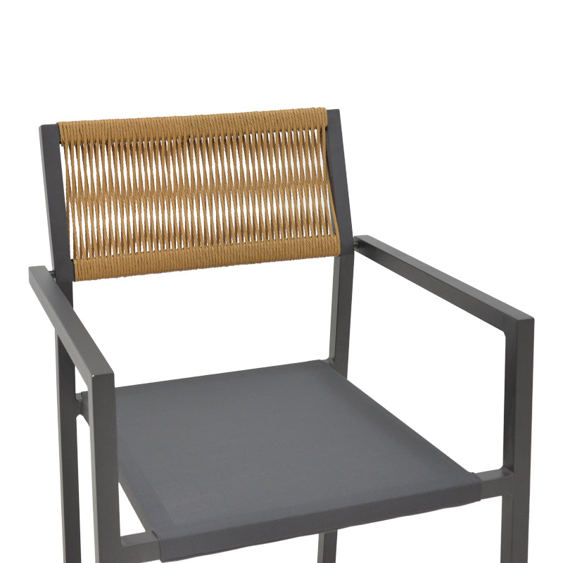 Модерна, естетска и уникатна лоунџ фотелја Aluminum armchair Jarrah со цврста антрацит алуминиумска рамка и густо ткаена Textilene површина во топла нијанса на природен ратан