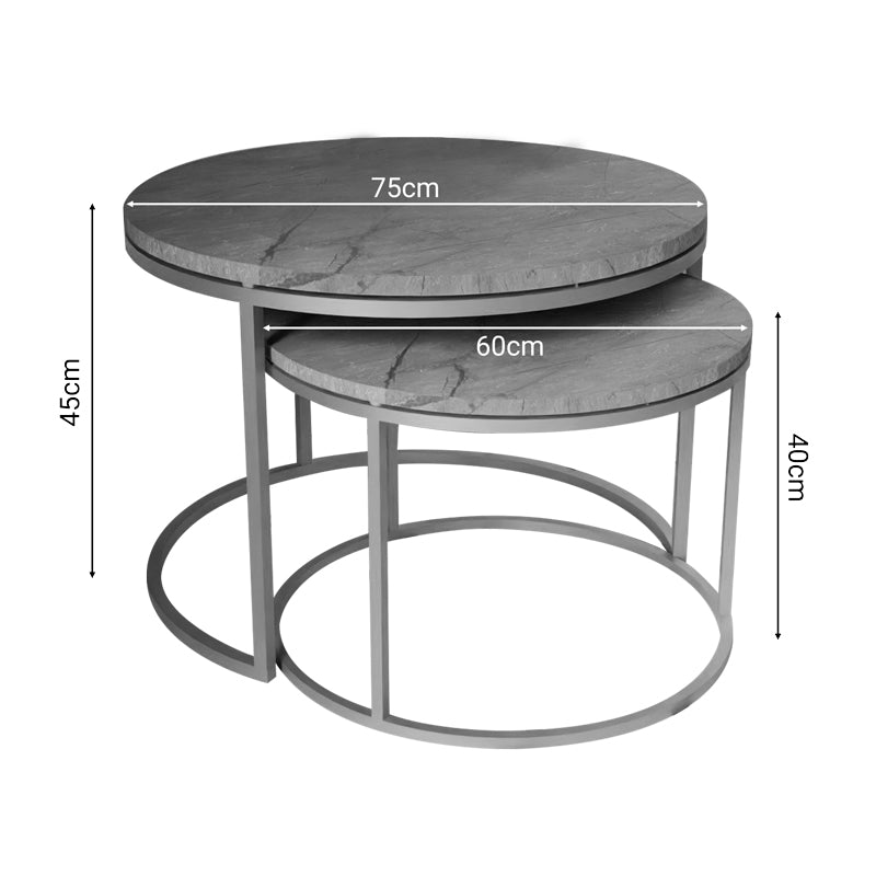 Модерен, естетски и уникатен сет од две клуб масички Coffee tables Larda со горна тркалезна плоча во сив мермерен декор и елегантни сјајни златни метални ногарки