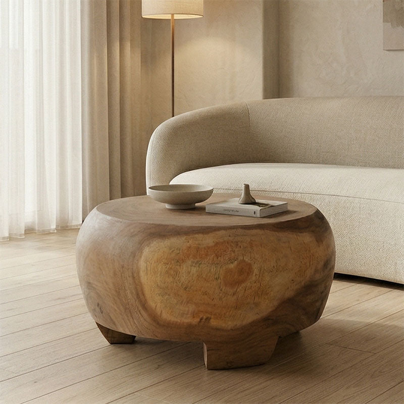 Уникатна тркалезна клуб масичка Coffee Table Umberin изработена од едно парче масивно егзотично Суар дрво со моќни природни годови, пукнатини и натур нијанси врз стабилна дрвена база