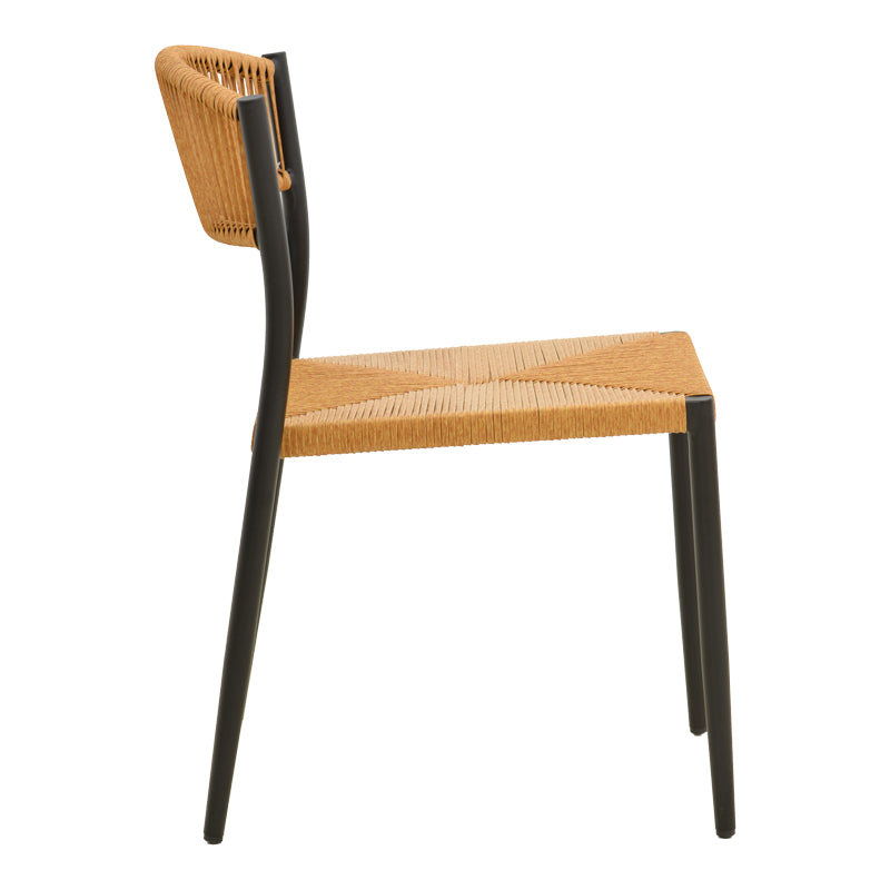 Модерна лоунџ столица Stackable Chair Varna со црна лесна алуминиумска рамка и плетено ергономско седиште од премиум натур PE ратан со функција за редење