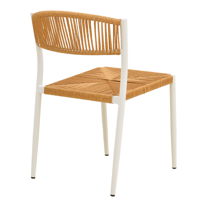 Модерна лоунџ фотелја Stackable Armchair Varnaic со бела лесна алуминиумска рамка, интегрирани наслони за раце и плетено седиште од премиум натур PE ратан со функција за редење