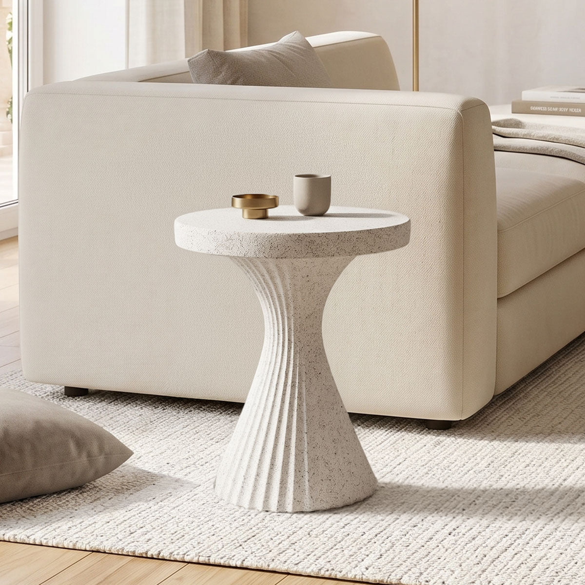 Модерна, естетска и уникатна цилиндрична помошна масичка Side Table Talax од зајакнат бетон во чиста бела боја со софистицирана монолитна база и мазна мат текстура