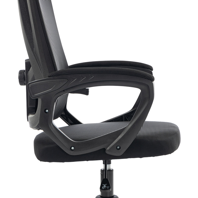 Модерна црна директорска канцелариска столица Executive Office Chair Umberia со висок ергономски наслон од дишлива мрежа, потпирачи за раце и засилена база на тркалца