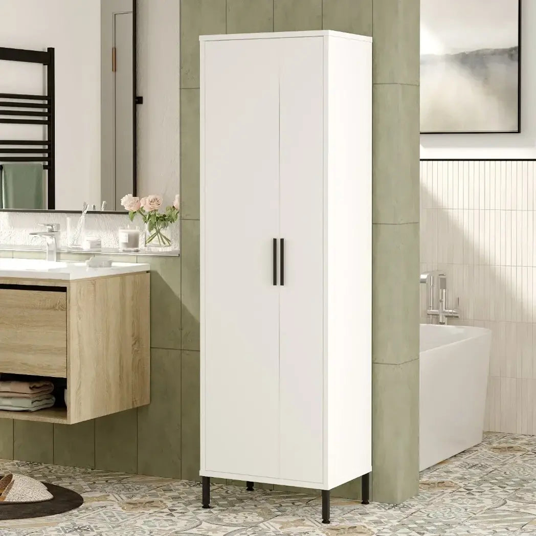 Висок мултифункционален ормар Siena во чиста бела боја, со две врати, долги вертикални црни рачки и стабилни подни ногарки.
